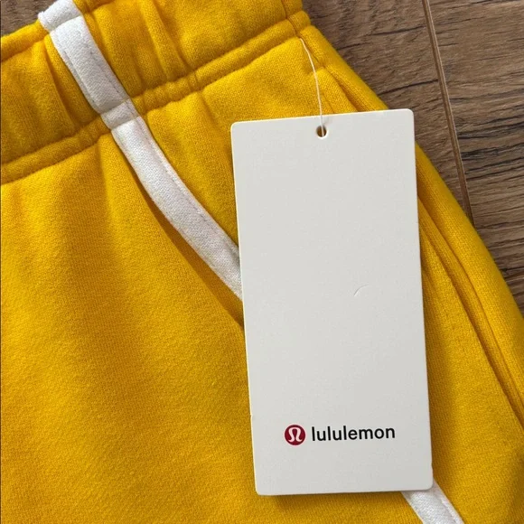 NWT Scuba Mid Rise Oversized Short 3” Trim Women’s Size Large MZYW/WHT - Picture 2 of 9